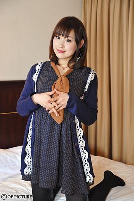 酒店里的年轻女子封面图